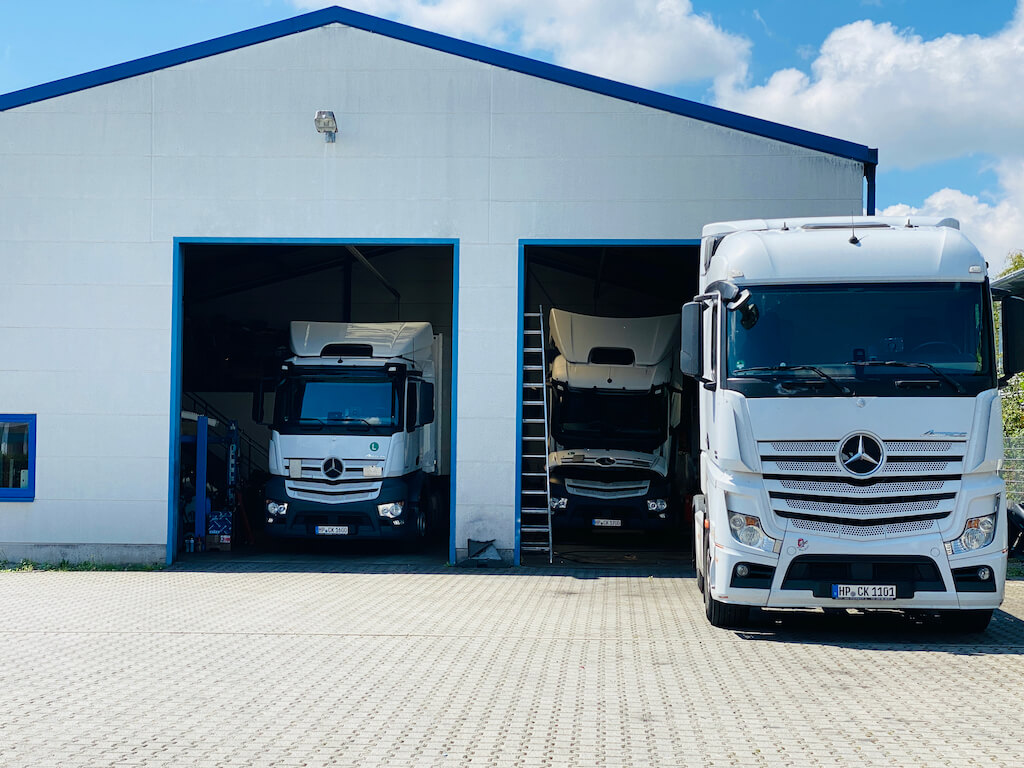 LKW vor der eigenen Betriebswerkstatt in Viernheim