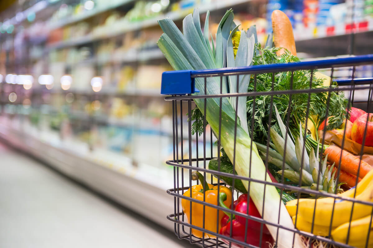 warenlieferung im supermarkt mit obst und gemuese frischware